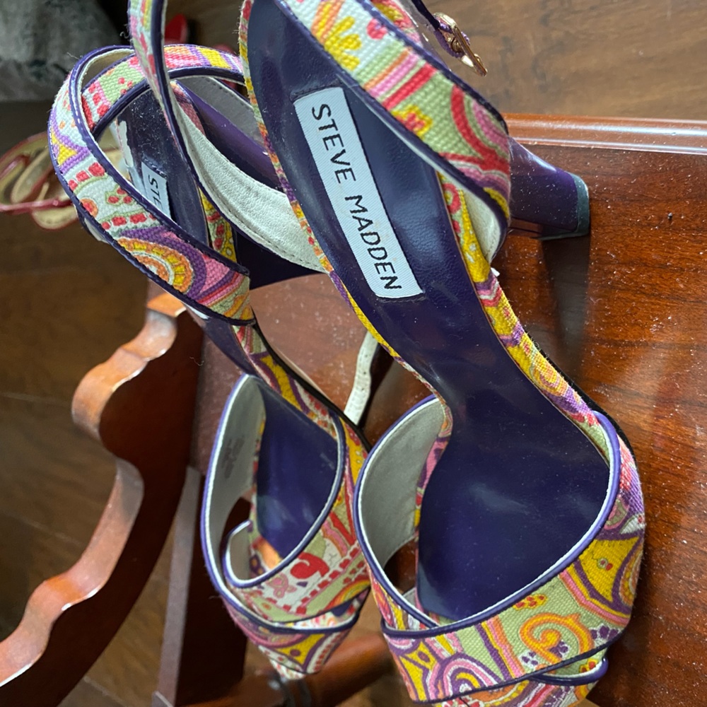 Multi colored pumps
